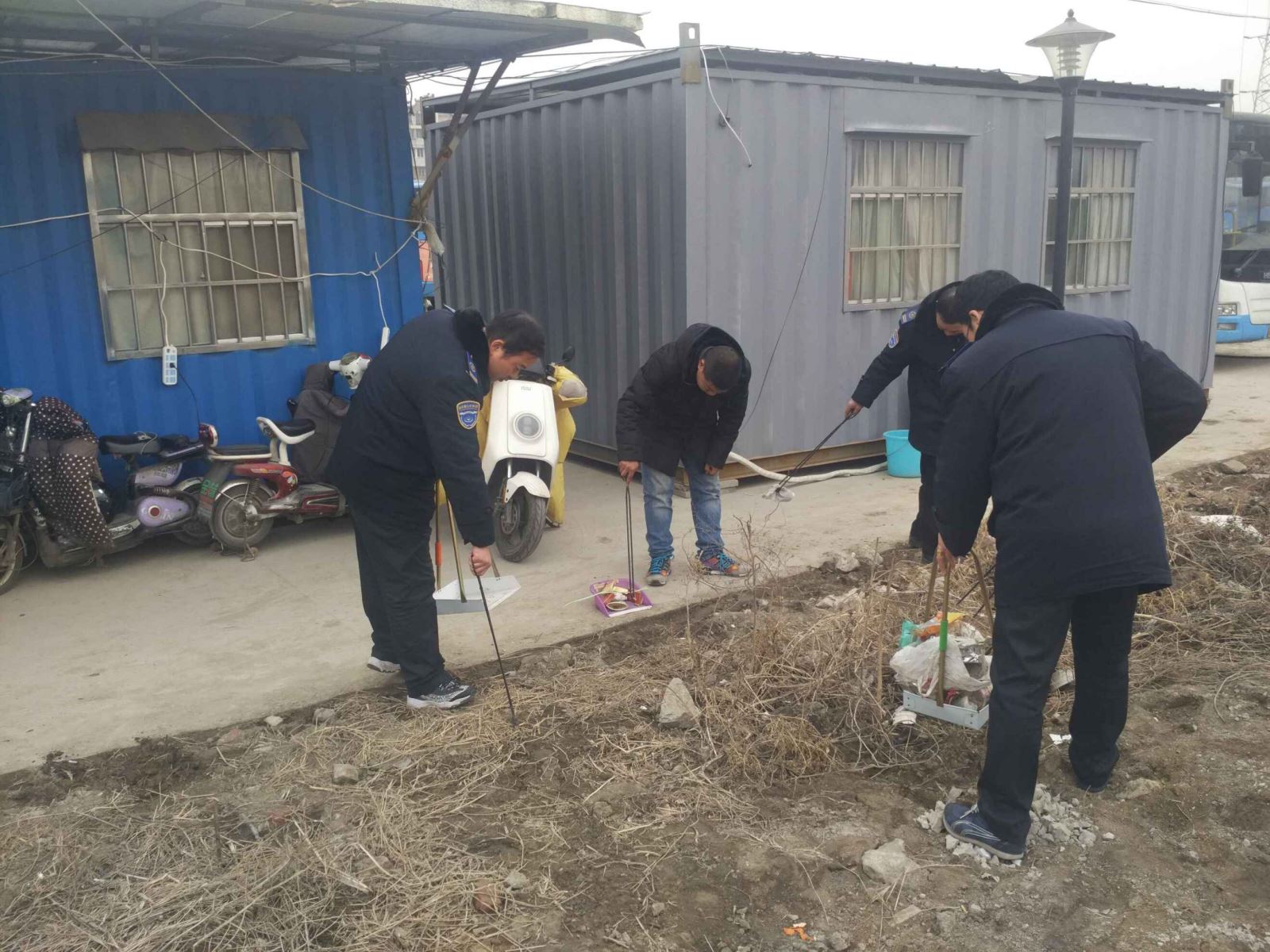 公交集團公交事業(yè)一部打掃場站衛(wèi)生迎新年
